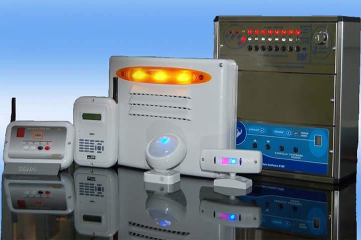 Sistema di allarme con centrale e sensori